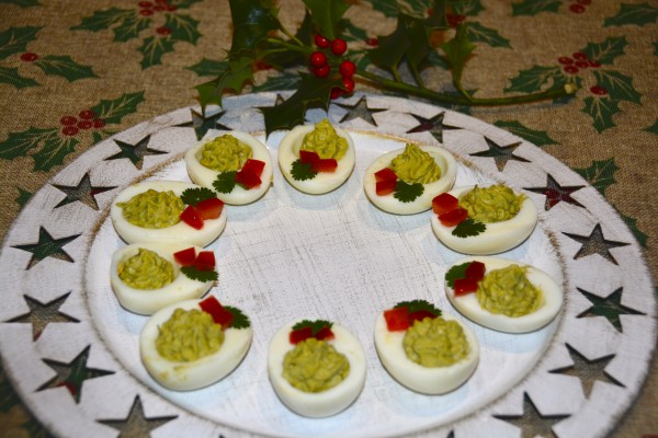 Huevos rellenos con caviar rojo y pimentón en un plato para la mesa de  pascua de aperitivo, vista superior, espacio de copia. plato tradicional  para felices fiestas de pascua.